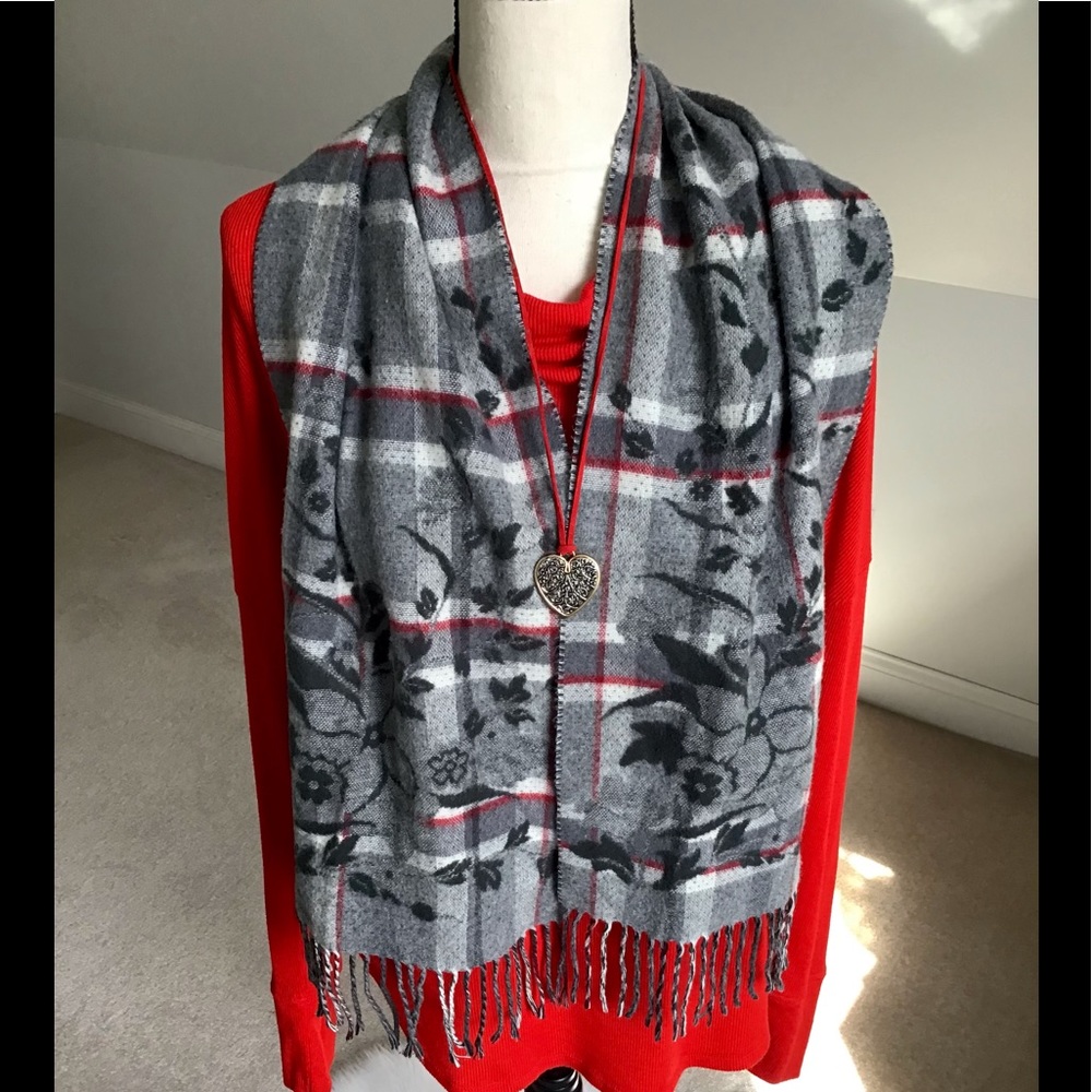 🖤🧣Croft & Barrow Soft Grey Floral Plaid Fringed Winter Scarf